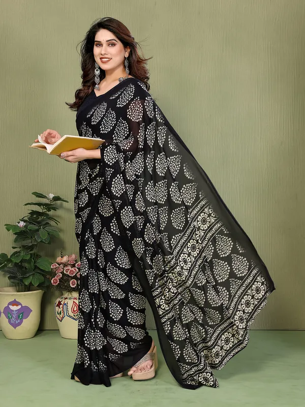 Printed_Georgette_Saree_With_UnStitched_Blouse_Piece_(BLACK)