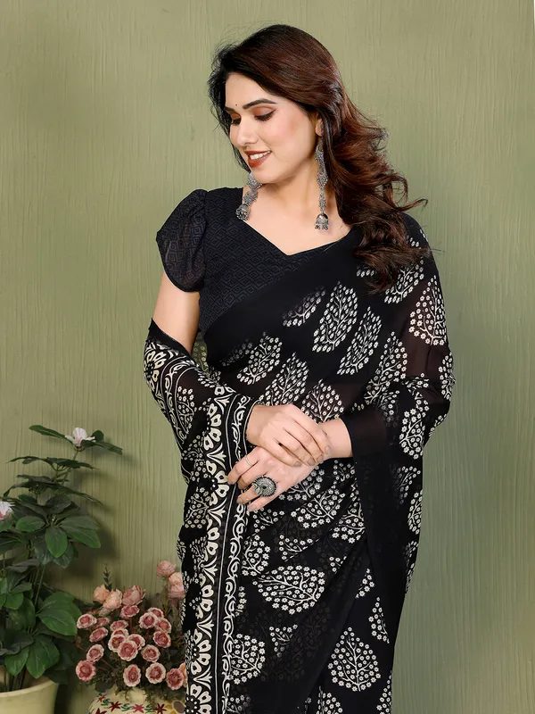 Printed_Georgette_Saree_With_UnStitched_Blouse_Piece_(BLACK)