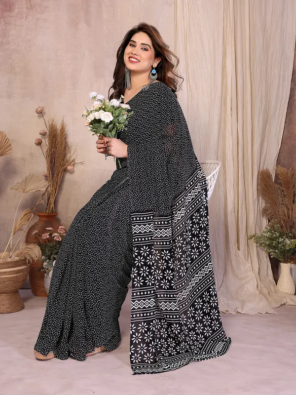Printed_Georgette_Saree_With_UnStitched_Blouse_Piece_(Black)