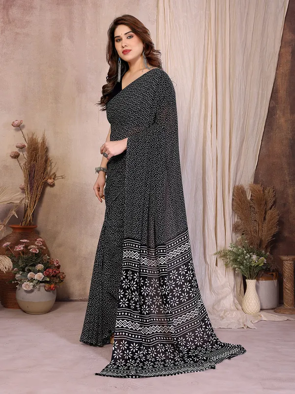 Printed_Georgette_Saree_With_UnStitched_Blouse_Piece_(Black)