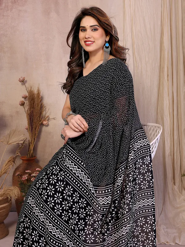 Printed_Georgette_Saree_With_UnStitched_Blouse_Piece_(Black)
