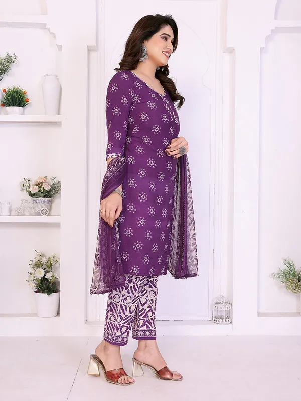 Unstitched_Crepe_Salwar_Suit_Material_Floral_Print,_Paisley