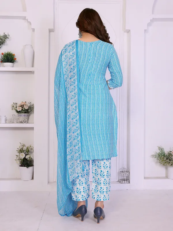 Unstitched_Crepe_Salwar_Suit_Material_Floral_Print,_Paisley