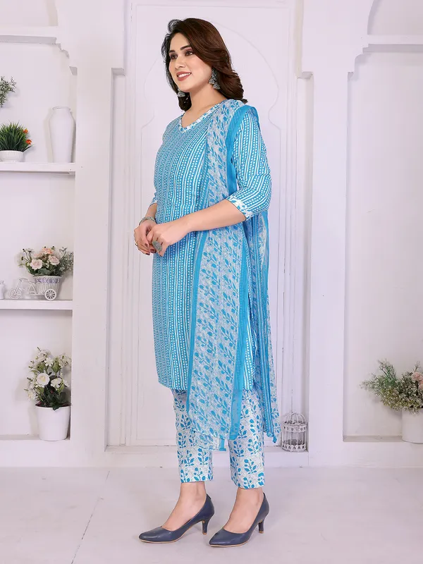 Unstitched_Crepe_Salwar_Suit_Material_Floral_Print,_Paisley
