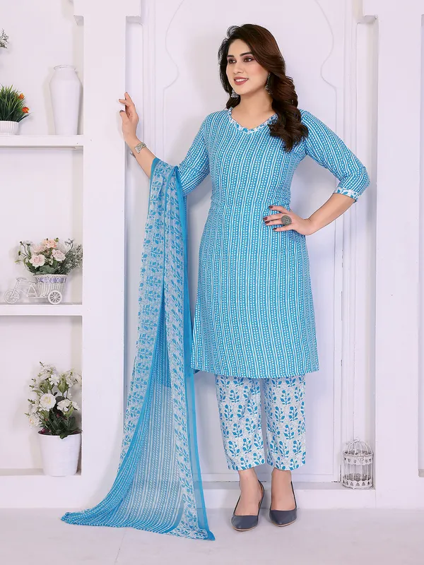Unstitched_Crepe_Salwar_Suit_Material_Floral_Print,_Paisley