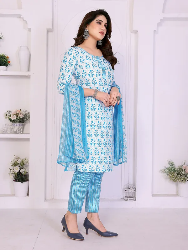Unstitched_Crepe_Salwar_Suit_Material_Floral_Print,_Paisley