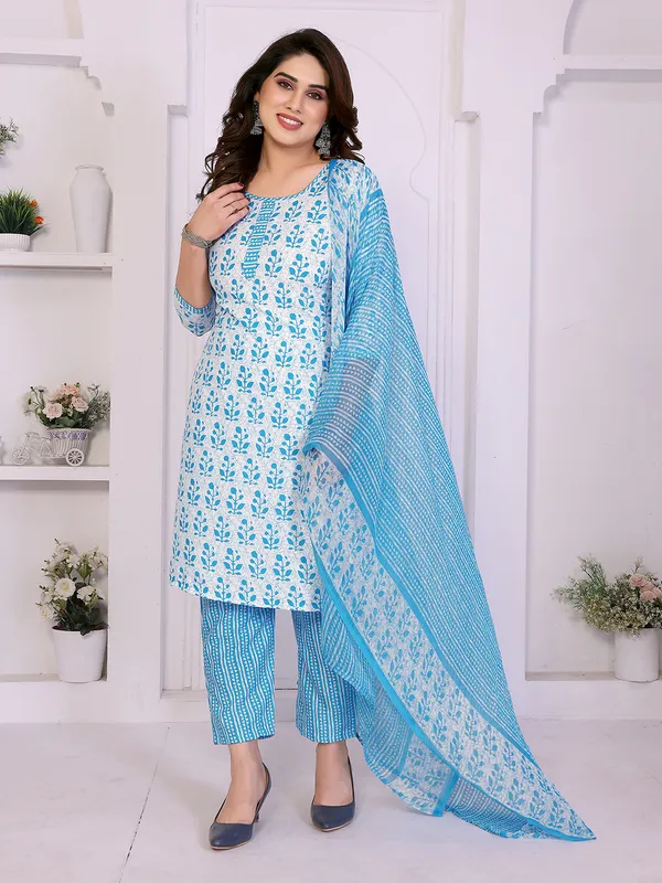 Unstitched_Crepe_Salwar_Suit_Material_Floral_Print,_Paisley