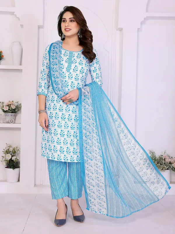 Unstitched_Crepe_Salwar_Suit_Material_Floral_Print,_Paisley