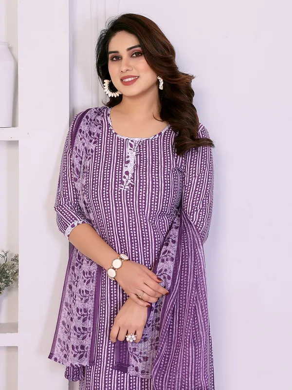 Unstitched_Crepe_Salwar_Suit_Material_Floral_Print,_Paisley
