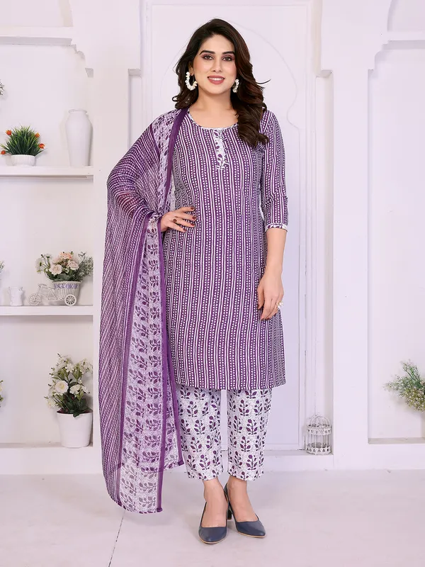 Unstitched_Crepe_Salwar_Suit_Material_Floral_Print,_Paisley