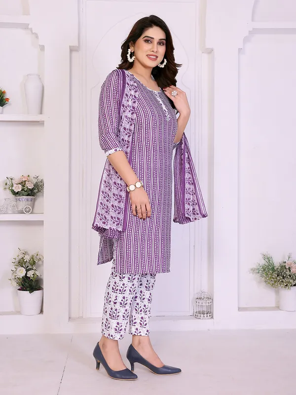 Unstitched_Crepe_Salwar_Suit_Material_Floral_Print,_Paisley