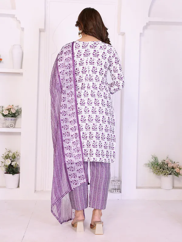Unstitched_Crepe_Salwar_Suit_Material_Floral_Print,_Paisley