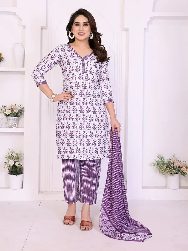 Unstitched_Crepe_Salwar_Suit_Material_Floral_Print,_Paisley