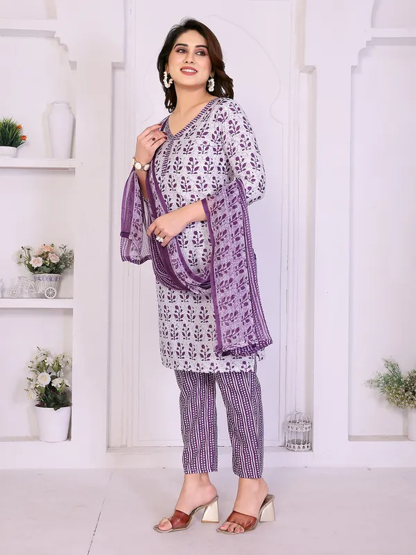 Unstitched_Crepe_Salwar_Suit_Material_Floral_Print,_Paisley