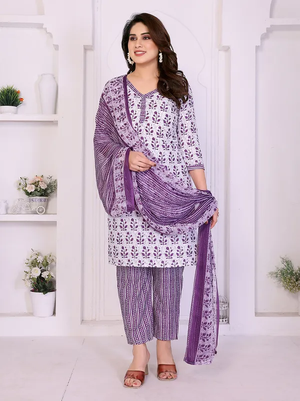 Unstitched_Crepe_Salwar_Suit_Material_Floral_Print,_Paisley