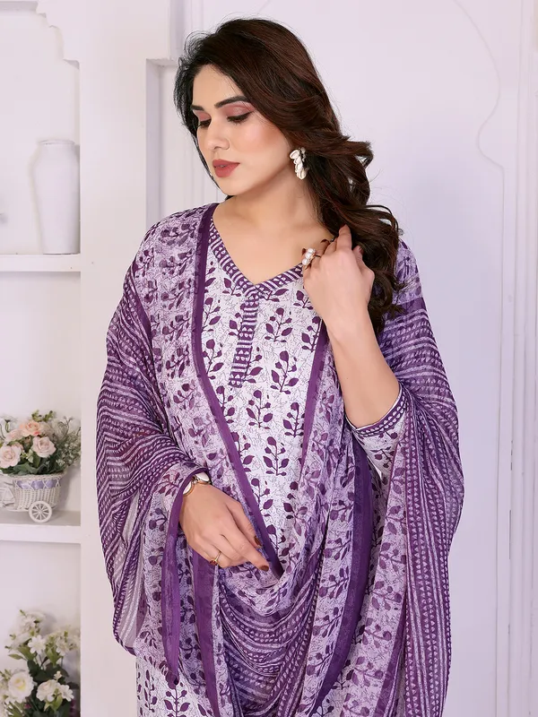 Unstitched_Crepe_Salwar_Suit_Material_Floral_Print,_Paisley
