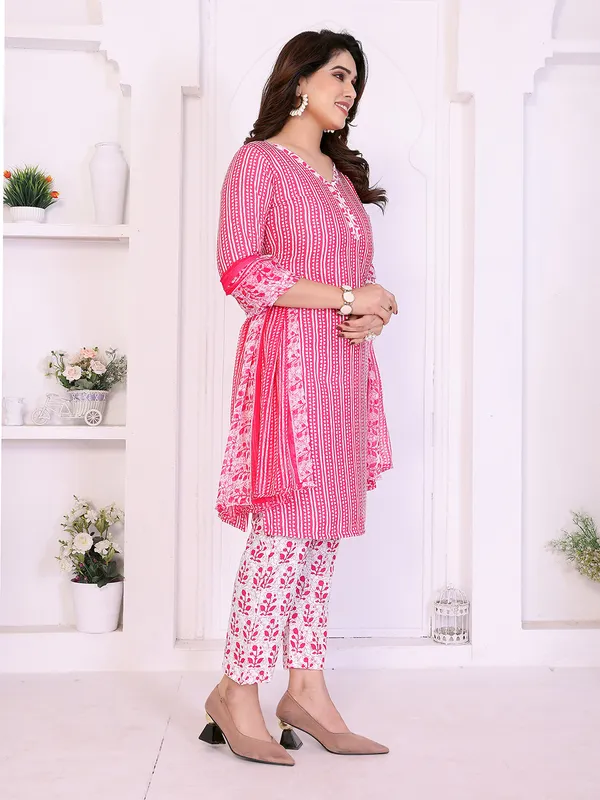 Unstitched_Crepe_Salwar_Suit_Material_Floral_Print,_Paisley