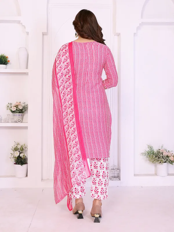 Unstitched_Crepe_Salwar_Suit_Material_Floral_Print,_Paisley