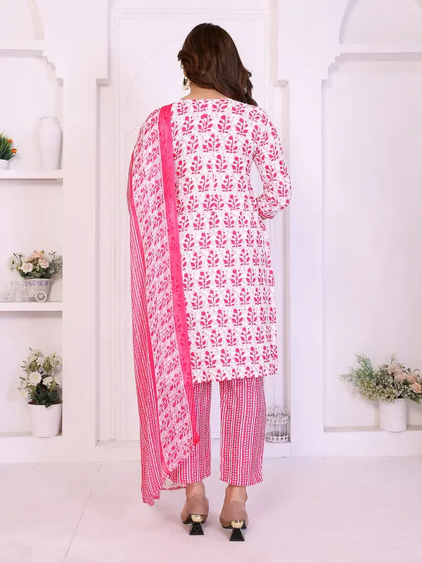 Unstitched_Crepe_Salwar_Suit_Material_Floral_Print,_Paisley