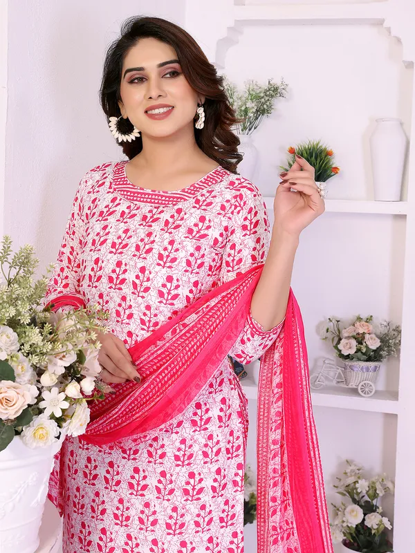 Unstitched_Crepe_Salwar_Suit_Material_Floral_Print,_Paisley