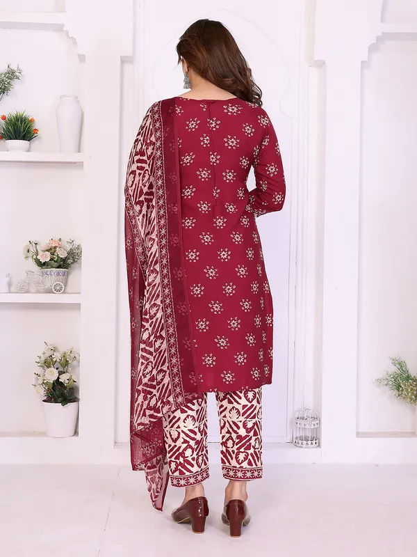 Unstitched_Crepe_Salwar_Suit_Material_Floral_Print,_Paisley