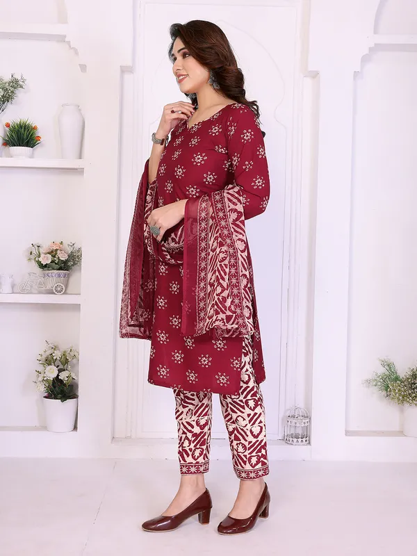 Unstitched_Crepe_Salwar_Suit_Material_Floral_Print,_Paisley