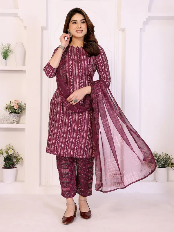 Unstitched_Crepe_Salwar_Suit_Material_Floral_Print,_Paisley