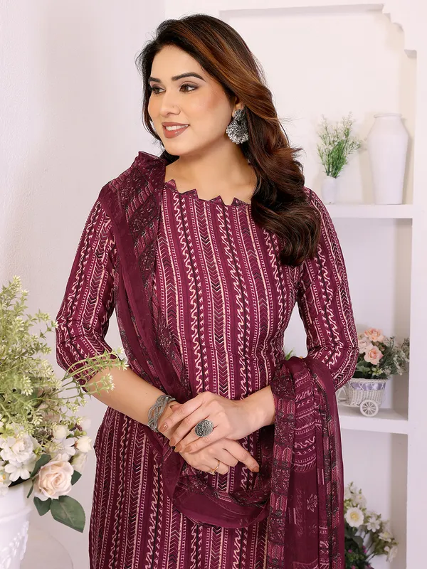 Unstitched_Crepe_Salwar_Suit_Material_Floral_Print,_Paisley