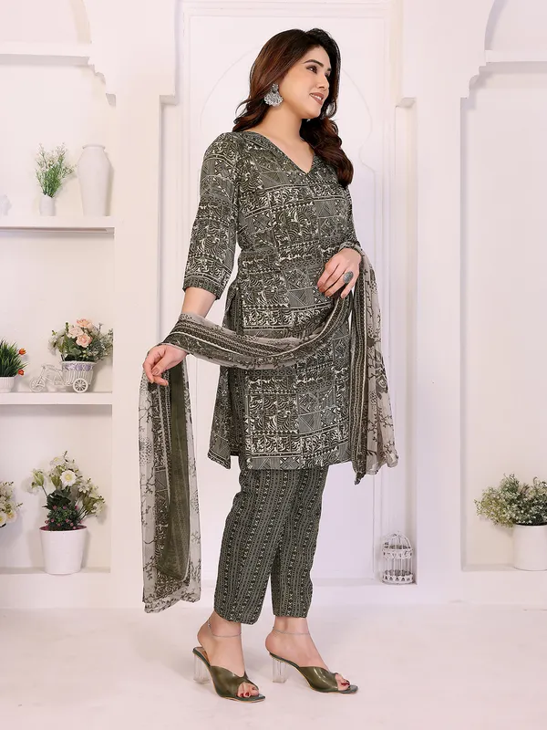 Unstitched_Crepe_Salwar_Suit_Material_Floral_Print,_Paisley