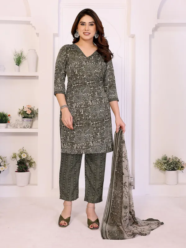 Unstitched_Crepe_Salwar_Suit_Material_Floral_Print,_Paisley