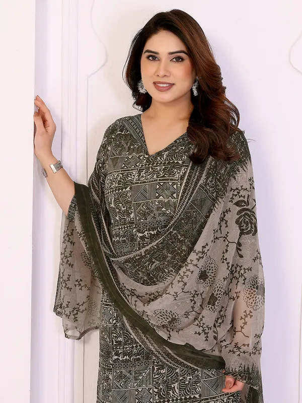 Unstitched_Crepe_Salwar_Suit_Material_Floral_Print,_Paisley