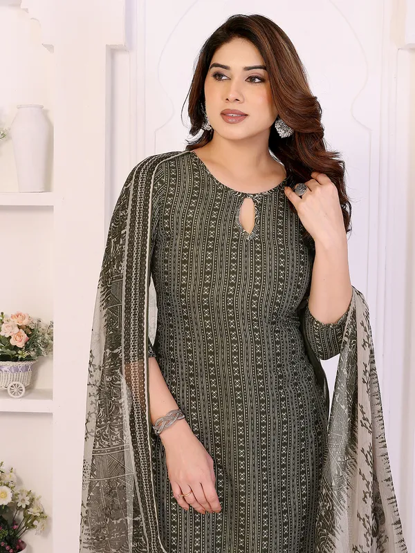 Unstitched_Crepe_Salwar_Suit_Material_Floral_Print,_Paisley