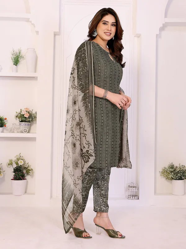Unstitched_Crepe_Salwar_Suit_Material_Floral_Print,_Paisley