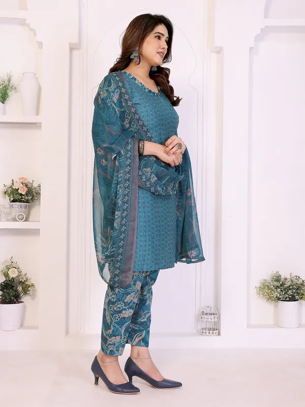 Unstitched_Crepe_Salwar_Suit_Material_Floral_Print,_Paisley