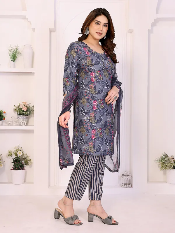 Unstitched_Crepe_Salwar_Suit_Material_Floral_Print,_Paisley