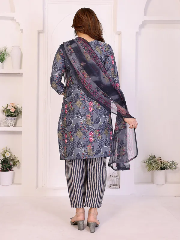 Unstitched_Crepe_Salwar_Suit_Material_Floral_Print,_Paisley