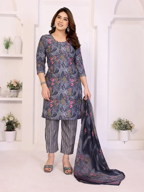 Unstitched_Crepe_Salwar_Suit_Material_Floral_Print,_Paisley