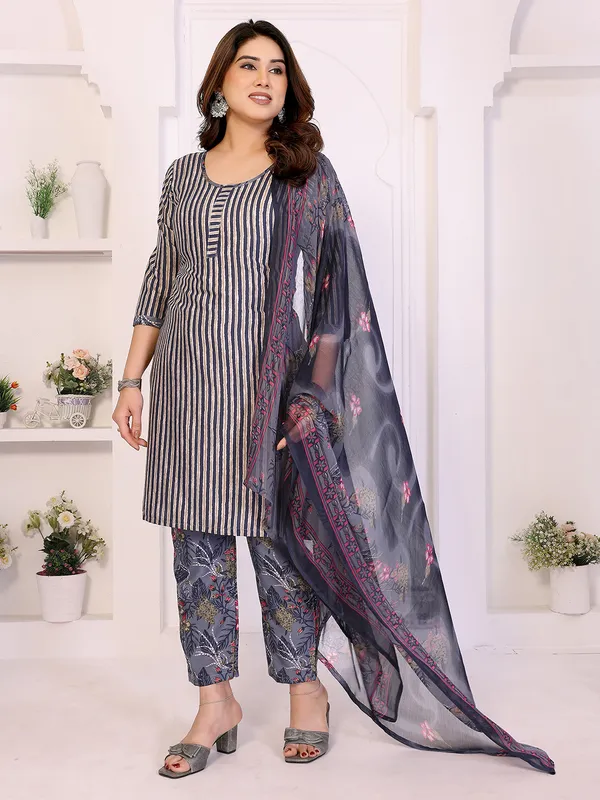 Unstitched_Crepe_Salwar_Suit_Material_Floral_Print,_Paisley