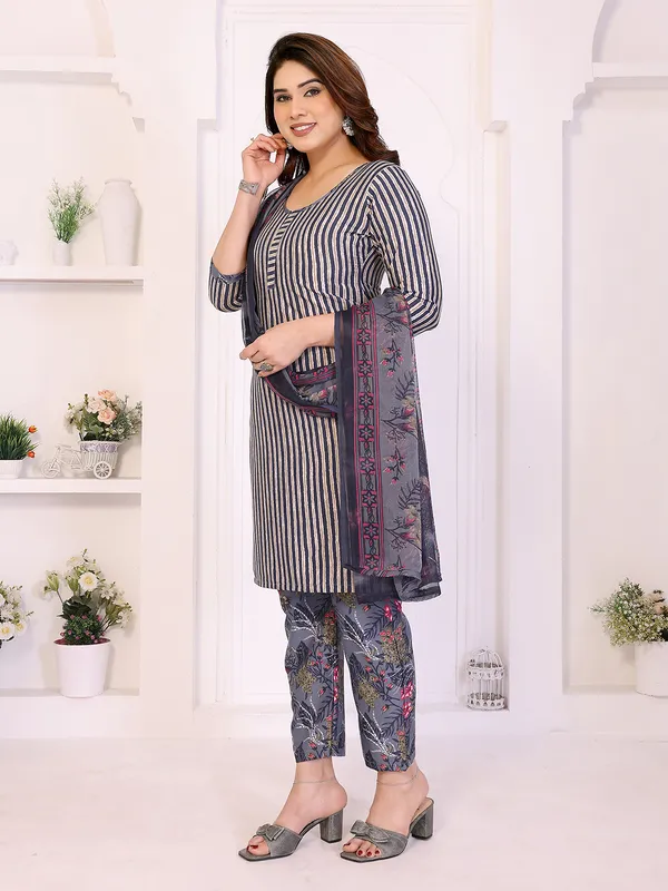 Unstitched_Crepe_Salwar_Suit_Material_Floral_Print,_Paisley