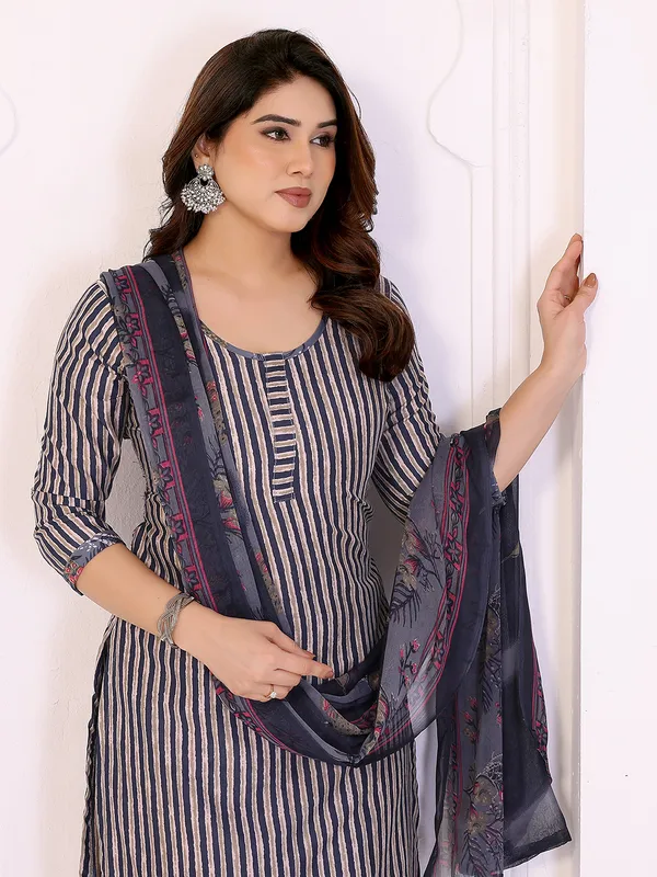 Unstitched_Crepe_Salwar_Suit_Material_Floral_Print,_Paisley