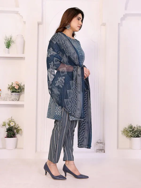 Unstitched_Crepe_Salwar_Suit_Material_Floral_Print,_Paisley