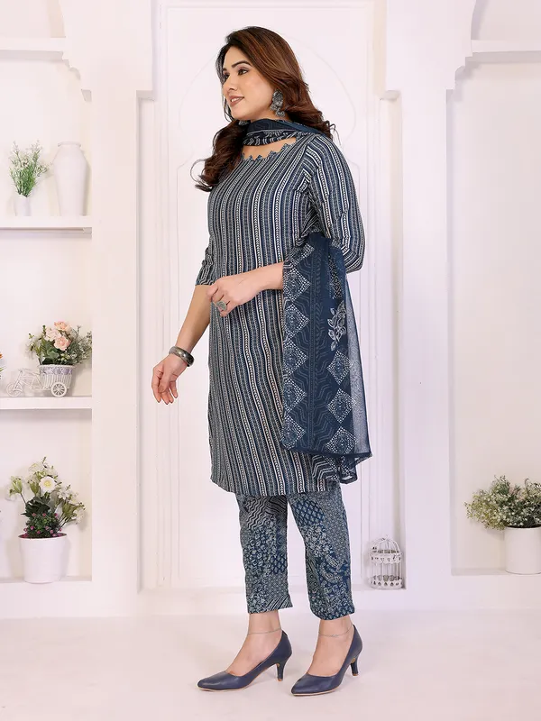 Unstitched_Crepe_Salwar_Suit_Material_Floral_Print,_Paisley