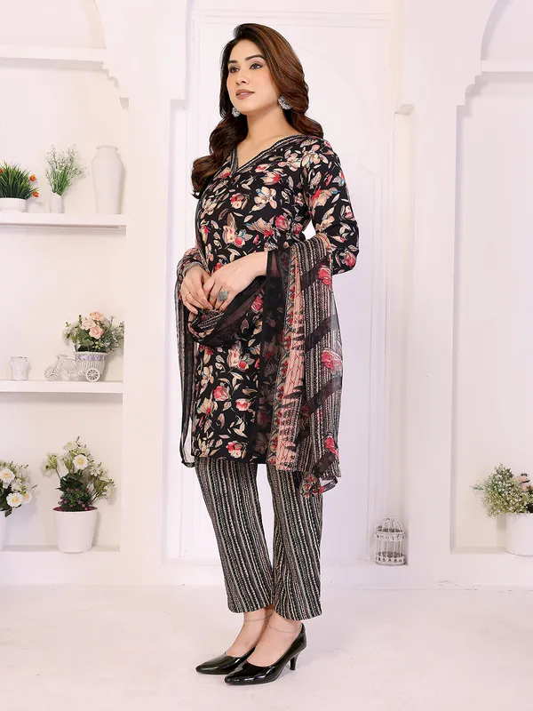 Unstitched_Crepe_Salwar_Suit_Material_Floral_Print,_Paisley