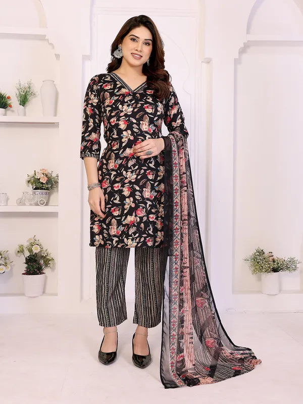 Unstitched_Crepe_Salwar_Suit_Material_Floral_Print,_Paisley