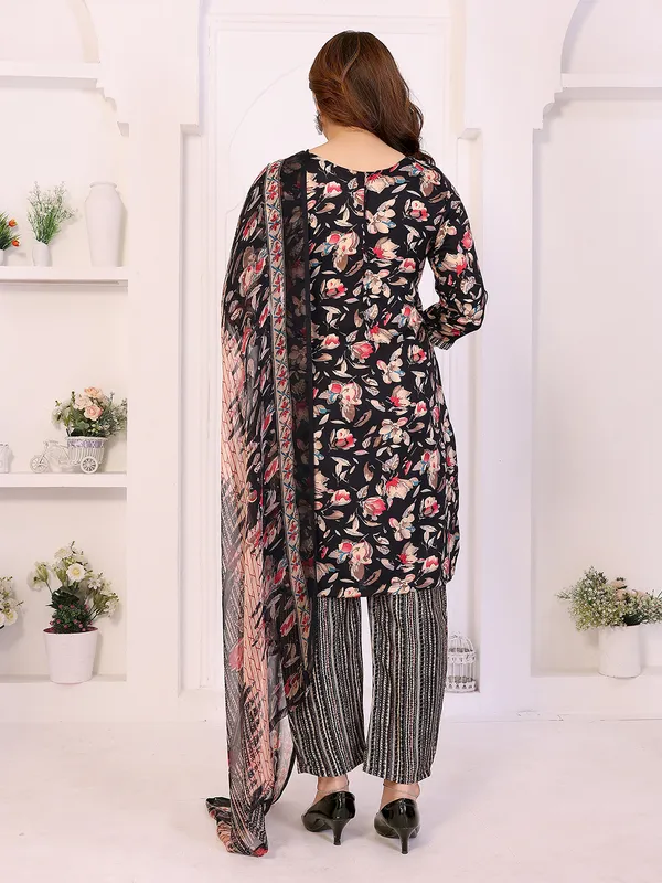 Unstitched_Crepe_Salwar_Suit_Material_Floral_Print,_Paisley