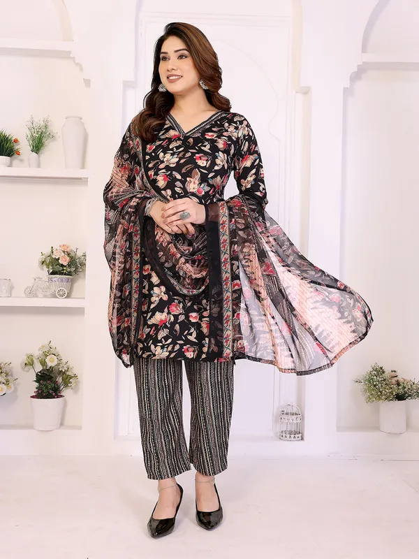 Unstitched_Crepe_Salwar_Suit_Material_Floral_Print,_Paisley