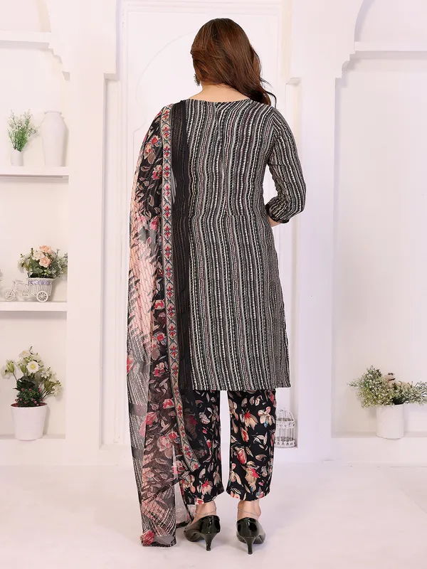 Unstitched_Crepe_Salwar_Suit_Material_Floral_Print,_Paisley
