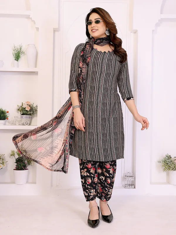 Unstitched_Crepe_Salwar_Suit_Material_Floral_Print,_Paisley