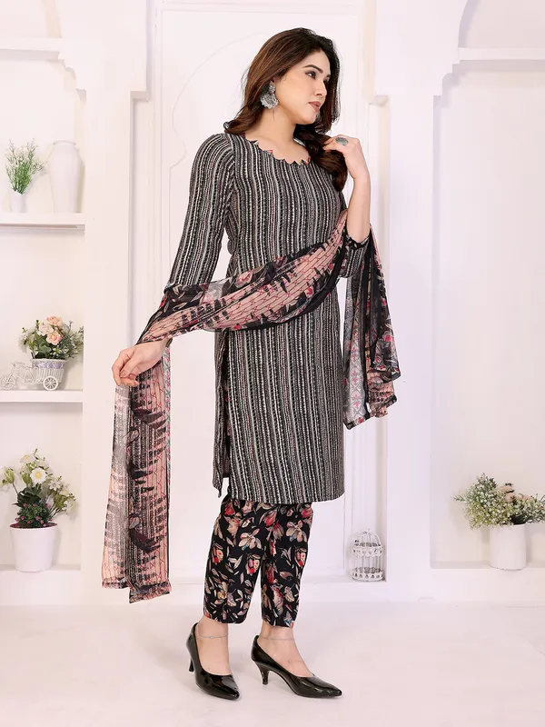 Unstitched_Crepe_Salwar_Suit_Material_Floral_Print,_Paisley