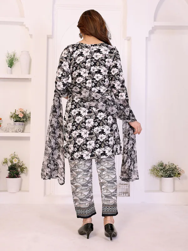 Unstitched_Crepe_Salwar_Suit_Material_Floral_Print,_Paisley